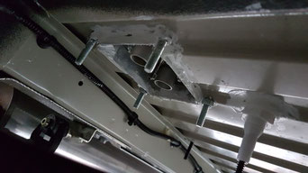 PLANAR Einbauplatte von unten mit Kabeldurchführung, sichtbar die Kaminanschlüsse