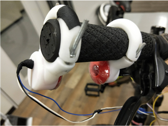ANSHiNブレーキシステムを搭載した 自転車ハンドル部分。手の動きを検知するセンサが装備され、通常のブレーキレバーはない