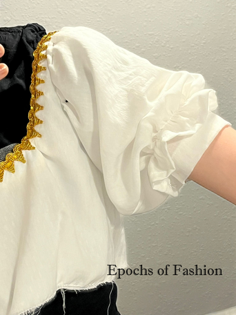 Detailfoto von Anprobe von weißem Empirekleid-Ärmel