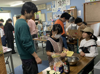 パン粉も自分たちで作るよ！