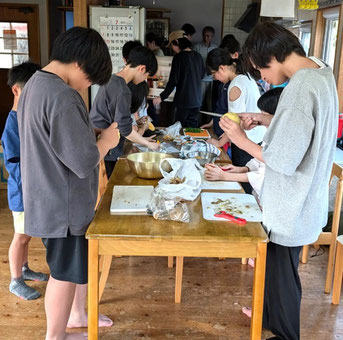 ご飯も自分達で準備！中学生が小学生をサポートしてくれています。