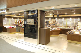 福井県鯖江市のアクセジャパンが展開するヘアアクセサリーとアクセサリーの専門店「ラ シュシュ」。800円のヘアアクセサリー、ネックレスから4000円台のファッション時計まで取り扱う商品は約2万点。なかでも壁面全面を使ったピアスの品揃えは圧巻。中高生向きの可愛いピアスも販売しています