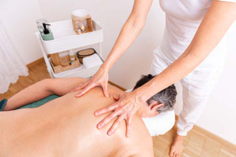 Behandlung über Akkupressurpunkte in der Tibetische Massage, SURYANI, Niederrohrdorf