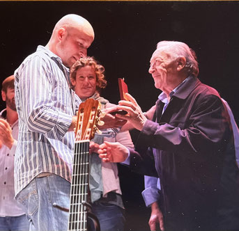 Antonio Marín Montero entrega primer premio a Sergio Valverde Castillo