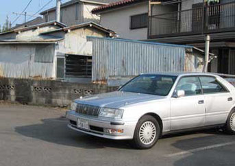 茅ヶ崎市・サザン通りの駐車場の小屋