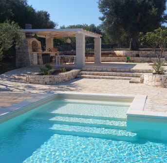 Großzügige Außenanlage und privater Pool mit breiter Treppe, für Kinder zum Spielen geeignet, der Villa mit Trulli zu mieten als Ferienhaus in Apulien