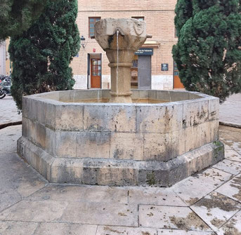 Fuente de la Plaza del Conde de Carlet: Es una fuente monumental de piedra, con un basamento que podría ser del siglo XVIII y decoración de forja del XIX.