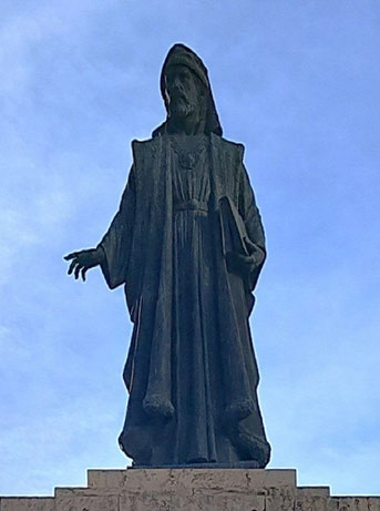En 1319, Vinatea asesinó a su primera esposa, Na Carbona, tras descubrirla en adulterio con un escudero. En el contexto legal de la época, fue absuelto porque se consideró un "crimen de honor" justificado por las leyes vigentes.