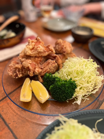 ストウブで揚げた塩唐揚げと付け合わせのキャベツの千切り