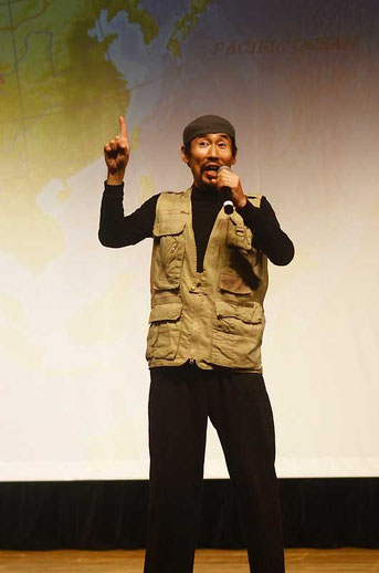 ベレー帽にベストのお馴染みのスタイルで登場した渡部さん。ユーモラスな語り口ながら、深刻な戦場の状況を語った=石垣市民会館