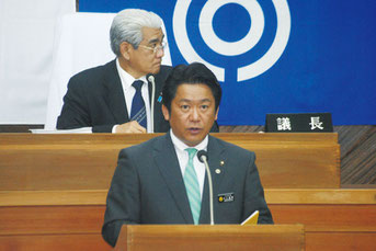 施政方針演説を行う中山市長=27日午前、市議会