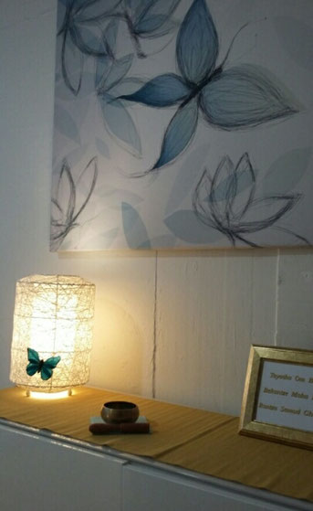 Bild-und-Leuchte-mit-Papillons-und-Tibetische-Klangschale-auf-Kommode-in-Massageraum-in-Allschwil
