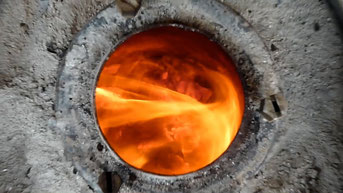Transformation de la matière dans un creuset d'alchimiste, identifié au travail du praticien du Nei Gong, au sein du champs du cinabre inférieur où se transforme l'Essence.
