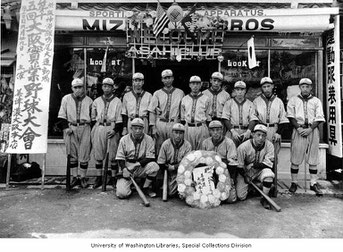 La squadra Seattle Asahi baseball team posa davanti alla Mizuno Bros Sporting Goods Store