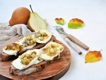 Gebackenes Käsebrot mit Birnenragoût