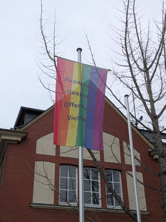 Bisherige Regenbogenfahne am Rathaus (Dezember 2025)
