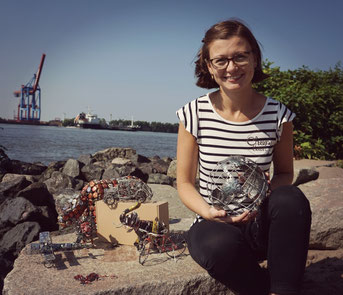 Gründerin Kristin mit den angebotenen "Dankeschön's"