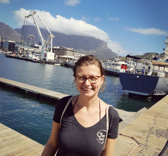 Gründerin Kristin in Kapstad an der Waterfront.