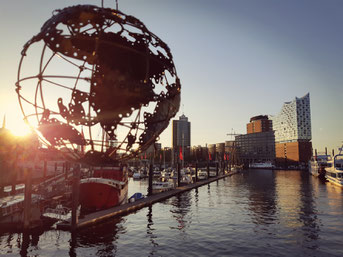 Globus Ariana vor der Elbphilharmonie, Hamburg