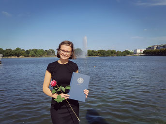 Gründerin Kristin nach Verteidigung der Masterarbeit