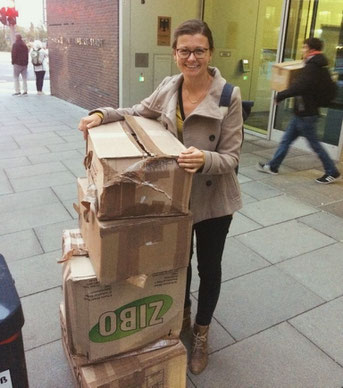 Gründerin Kristin vor dem Hauptzollamt Hamburg