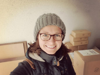 Gründerin Kristin in ihrer Garage am Pakete packen