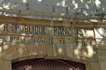 sur le fronton de l'église : la devise de la République