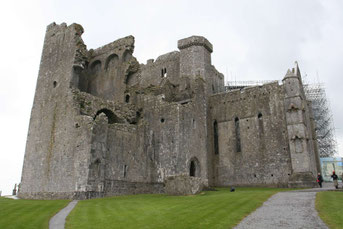 Imposante Ruine der Burg Rock of Cashel mit einem Zuweg und grünem Rasen im Vordergrund ©My own Travel Rundreisen Irland