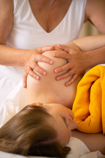 Junge Frau genießt eine Schulter-Arm-Massage