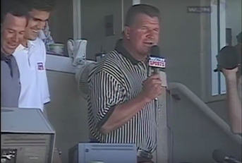 Nella foto Micheal Keller Ditka canta Take me out to the ball game nella partita Pirates Vs Cubs del 5 giugno 1998