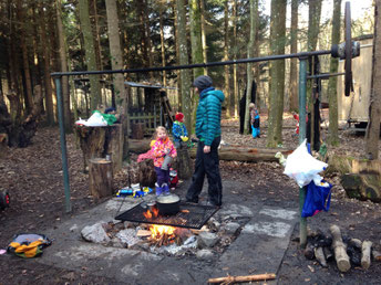 Mittagessen am Feuer in der Natur im Wald