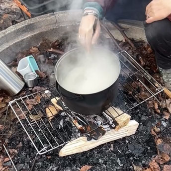 Mittagessen am Feuer in der Natur im Wald