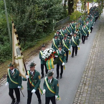 Die zahlreich angetretenen Herbramer Schützen auf dem Weg zur Kranzniederlegung am Friedhof