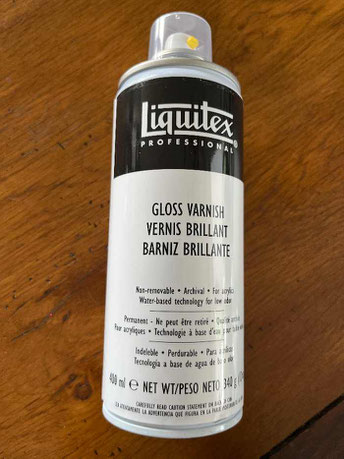 Spuitbus met watergedragen vernis van Liquitex, fles is zwart met wit van kleur en een doorzichtige plastic afschermdop