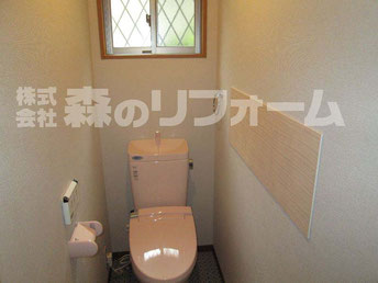 流山市　まるごと戸建リフォーム　トイレリフォーム　内開きになっていたドアを外開きに変更リフォーム　新しい洗浄便座付便器と同色のエコカラットを貼付