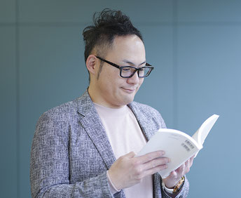 集客用小冊子を読んで勉強している経営者