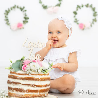 Shooting photo bébé, 1 an, smash cake, studio Danimages dans le sud de l'Oise au portes du Val d'Oise