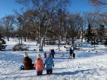 江別市にあるわくわく中央保育園の冬のお楽しみ、雪遊びです