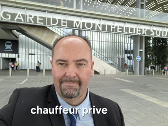 Roger Corbière au premier plan buste costume cravate, deuxième plan gare de Montpellier sud de France