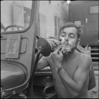 Le rasage sur le terrain en Indochine au 3e REI, 12 mai 1953. Source ECPAD TONK 53-39 R70