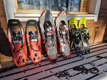 Drei Schneeschuhe bereit für eine Winter-Rundwanderung direkt vor dem Ferienhaus am Koirajärvi in Lappland