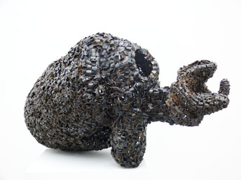 zeitgenössische Skulptur von Andreas Jonak, zusammengeschweit aus vielen einzelnen Partikeln und Metallspähnen in dunkel blau und schimmernd metallisch. vasenförmiger Grundkörper mit runder Öffnung und herausstehendem Arm
