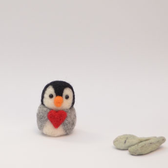 Pinguin mit Herz, Pinguin, Glücksbringer Pinguin, Pinguin aus Filz, nadelgefilzter Pinguin, Pinguin gefilzt, Pinguin mit Herz, Geschenk für Verliebte, süsser Pinguin, Geschenk Valentinstag, Weihnachtsdekoration, Geschenk Muttertag, Geschenkanhänger 