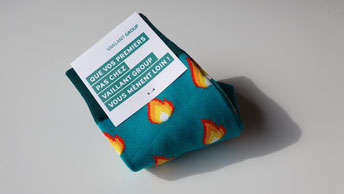 Gepersonaliseerde sokken met bedrukt bedrijfslogo in full color, gepresenteerd als relatiegeschenk voor Belgische bedrijven