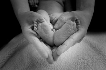 Bild mit Babyfüßen. https://pixabay.com/de/baby-f%C3%BC%C3%9Fe-herz-liebe-mutter-1527456/