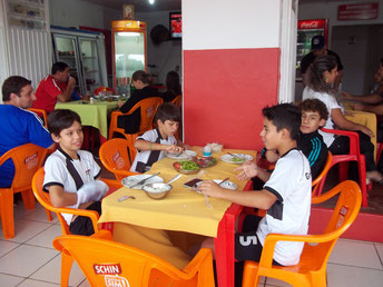 Almoço na área do porto da cidade de São Borja-RS. 