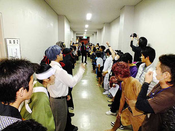本番前、舞台裏で気合を入れる出演者たち