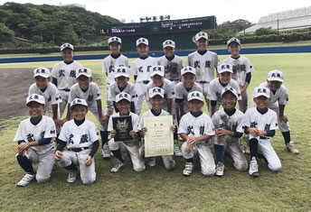 九州スポーツ少年団軟式野球交流大会で優勝した少年武蔵=20日、浦添市民球場(提供写真)