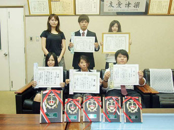 識名園歌会で3人が社長賞を受賞。初めて学校賞も受賞した八重山商工高校=11月30日、同校