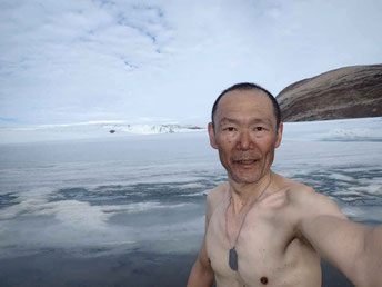 氷河の脇の湖で体を拭く。さすがに暖かいとは言えず、顔がこわばる